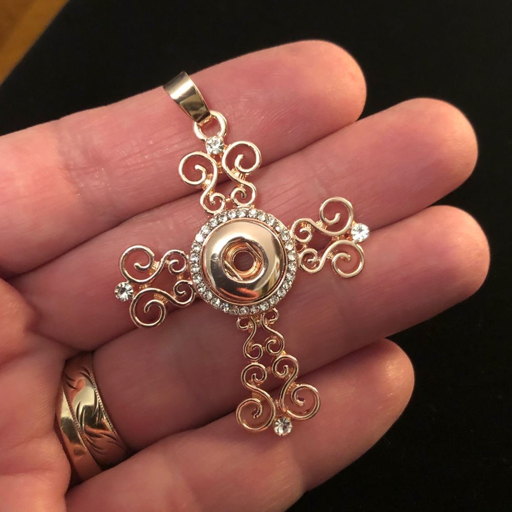 Rose gold cross pendant for 10mm Snap buttons.